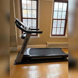 2022 NordicTrack EXP7i Treadmill, Excellent Condition, Includes Mat – New York, NY
