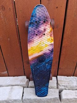 Mini Skateboard with Light-Up Wheels/Mini Patineta con Ruedas Luminosas