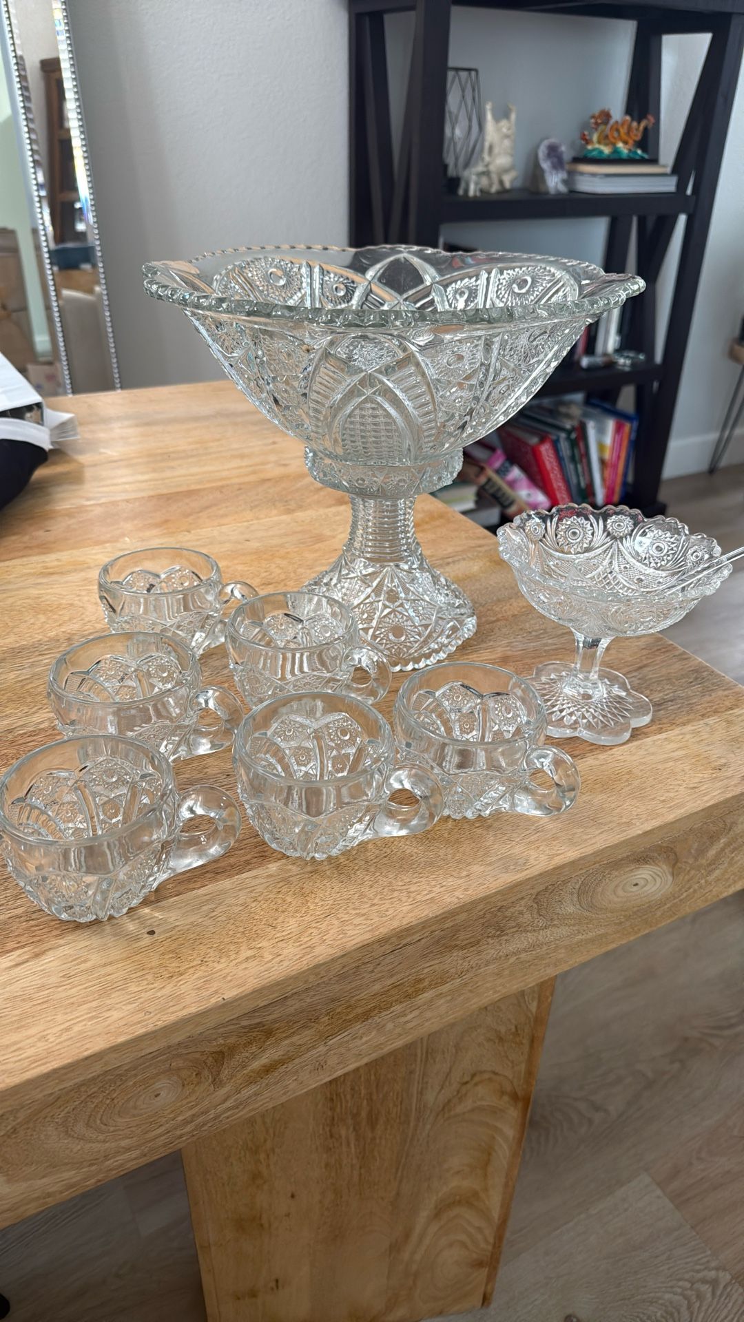 Beautiful Vintage Early American Pressed Glass Punch Bowl Set