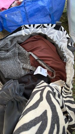 Bolsa de ropa nueva SML y algunos trajes de baño nuevos $25 toda