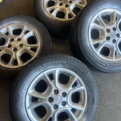 225/60/17 tire size rim size 17/7  5/114.3 Toyota Siena