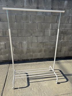 Good condition adjustable clothes rack
