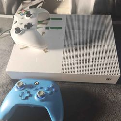 XBOX 1 S with controllers