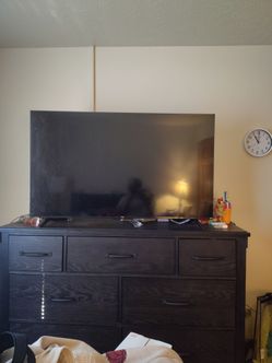 TCL Smart tv, black in color 55 inch