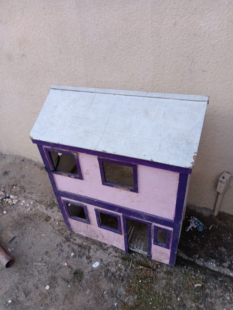 Cool Wooden Dollhouse Needs Restoration 