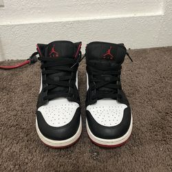Air Jordan 1 Mids Youth Shoe