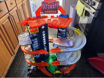 hot wheels ultimate garage- slightly used