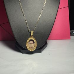GOLD PENDANT-MEDAL OF MEXICAN ORDANING PRIEST- SANTO TOIBIO-ROMO GONZALEZ. A MAN OF INTENSE PRAYER.... BORN