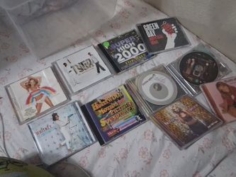 Old 2000’s music cds 💿