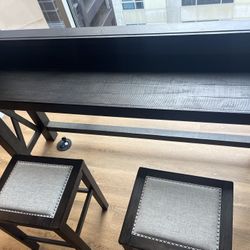Luxury Bar Table & Stools 