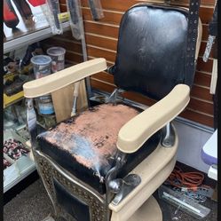Antique Barber Chair, Theo a Knocks 