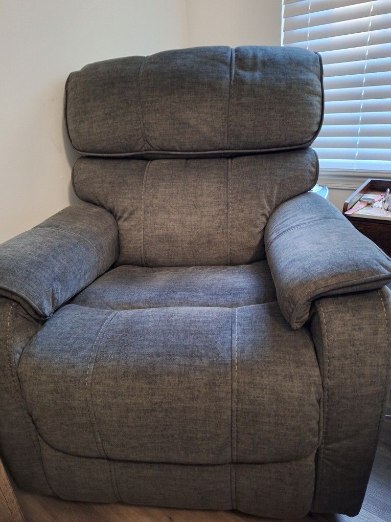 ***WILL SELL FAST***Comfortable Electric Recliner Chair