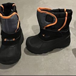 Little Kids Size 8 snow boots 