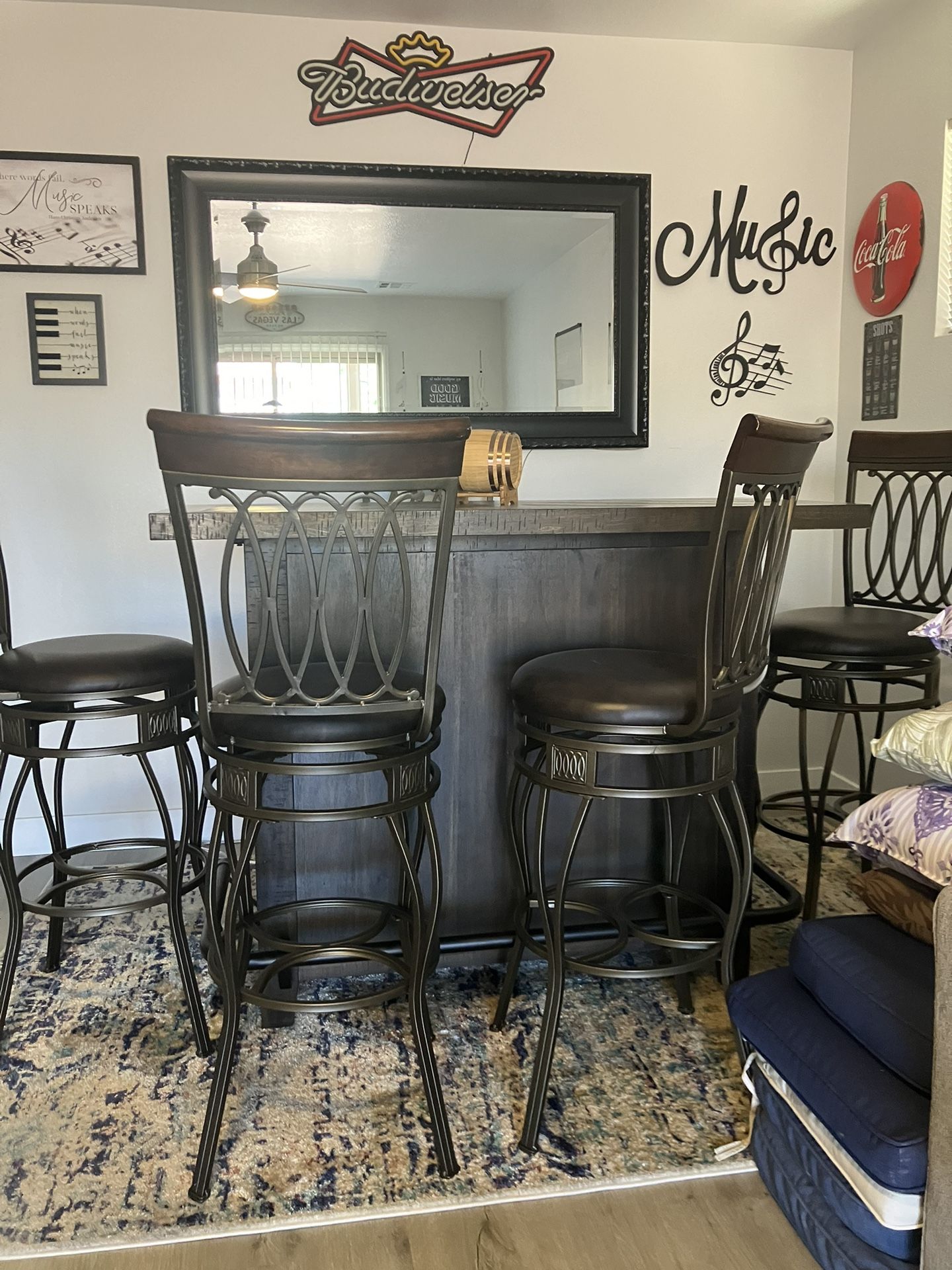 Bar With 5 Stools