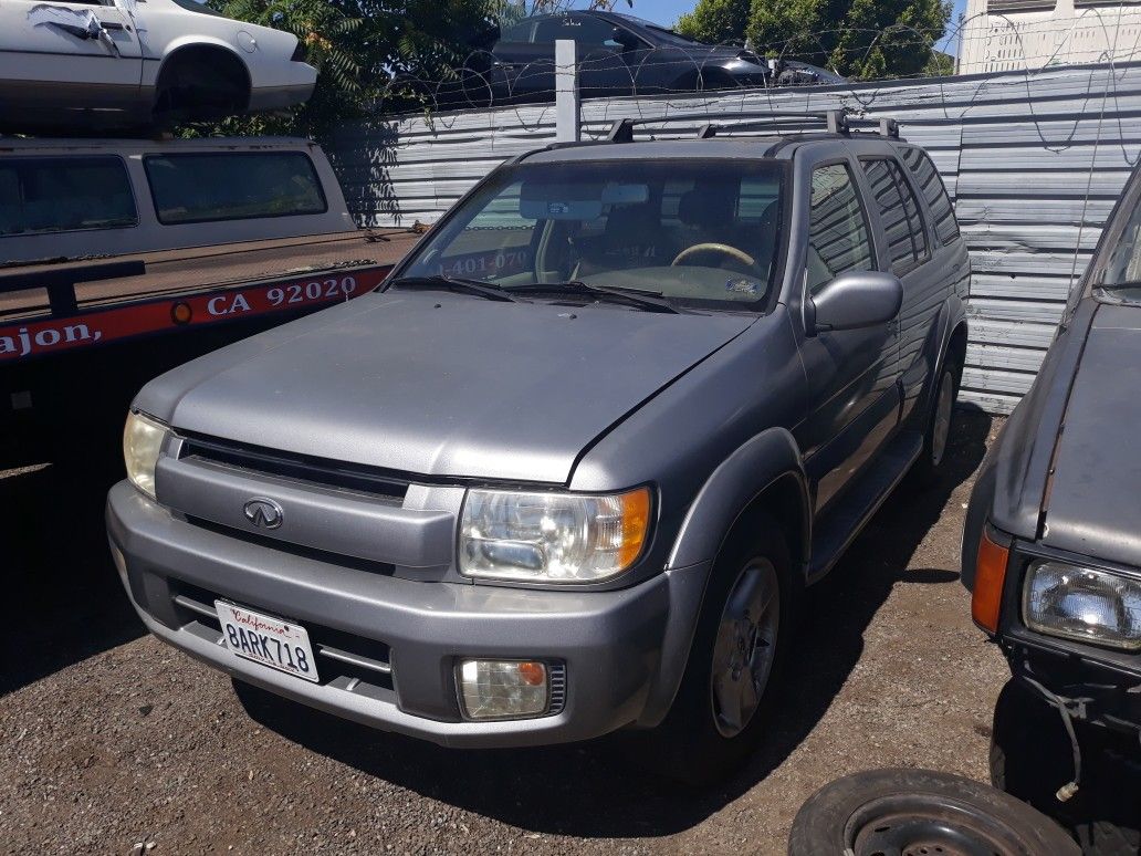 2001 Infiniti QX4 for parts only