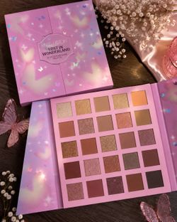 Brand New Paris Hilton Lost In Wonderland 25 Piece Eyeshadow Palette