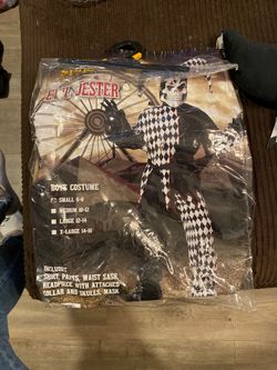 Boys size small 6-8 jester halloween costume. Does not include the skull mask