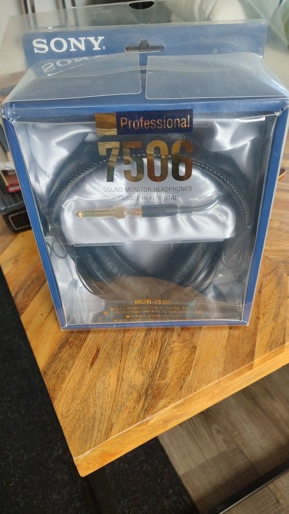 Brand New Sony Professional MDR-7506 Large Diaphragm Headphones