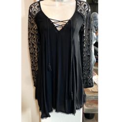 Like new Anthropologie Ecote lace sleeve tunic top. Sz S