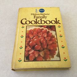 VINTAGE HARDCOVER PILLSBURY KITCHEN’S FAMILY COOKBOOK