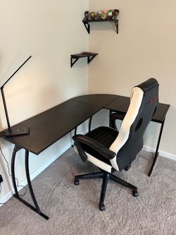 (( moving sale)) desk , Gaming chair and Full size bed frame ( must pick up )