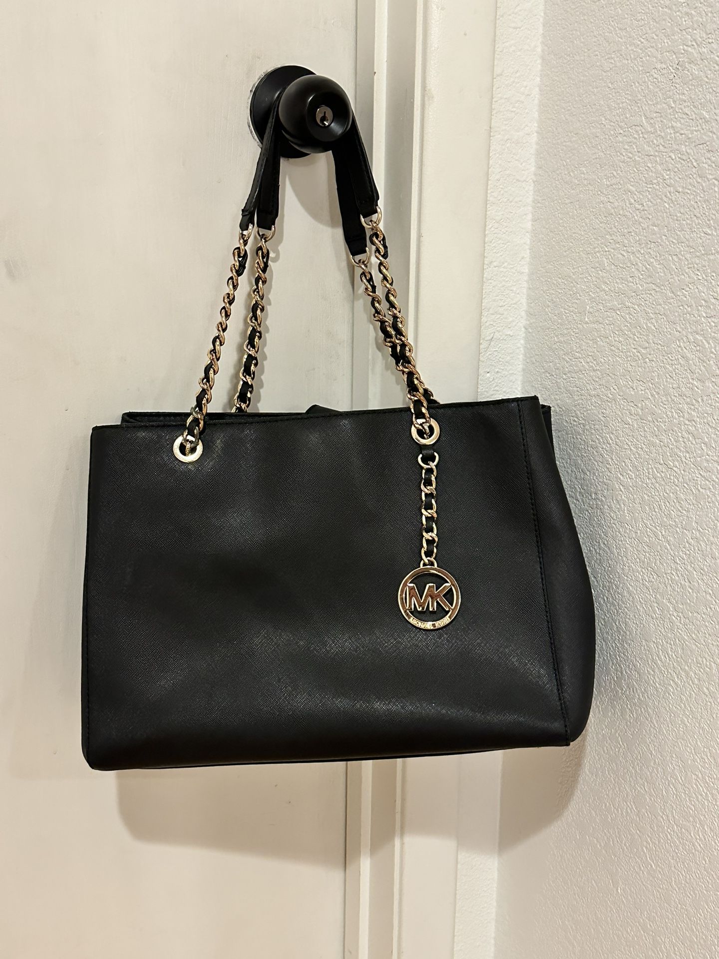 Michael Kors Shoulder Tote with Gold Chain– Great Condition!