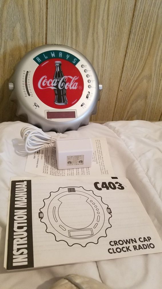 AKURA #C403 COCA-COLA BOTTLE CAP LIGHTED AM/FM RADIO, ALARM W/DIGITAL CLOCK