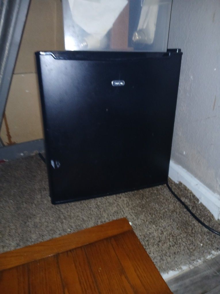 Sunbeam mini fridge for Sale in Wichita, KS OfferUp