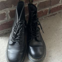 Dr. Martens 1460 Women's smooth leather boot. Women’s US 7 / UK 4 / EU 37  The boot features the iconic air-cushioned sole with grooved edges, yellow 