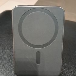 "Like New" iPhone Wireless 15W Power Bank With Stand