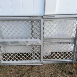 Plastic adjustable safety gate
