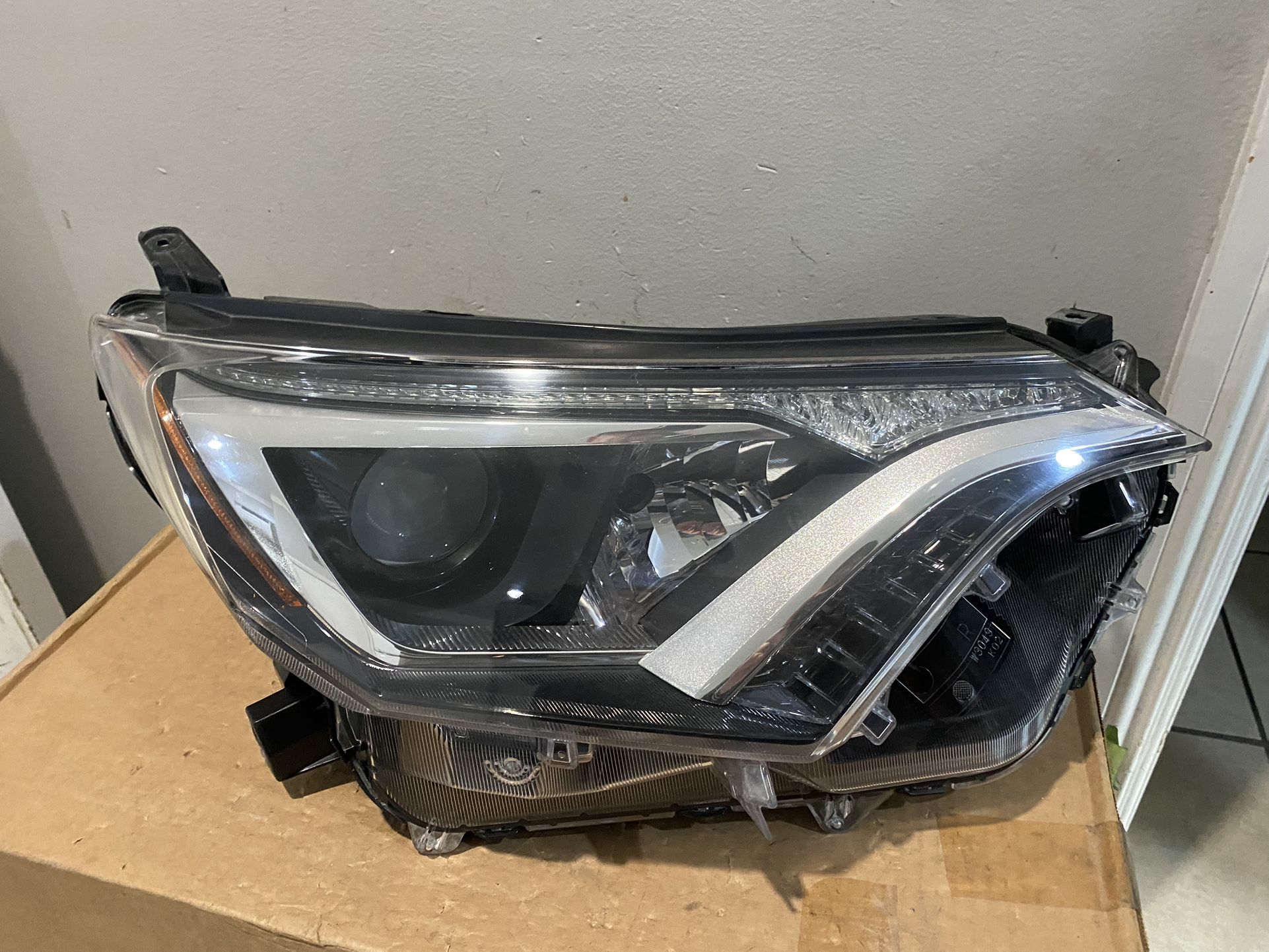 2016-2018 Toyota RAV4 Right Headlight 