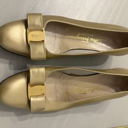 Ferragamo Vara Bow Gold 8.5 Women’s Pumps Heels