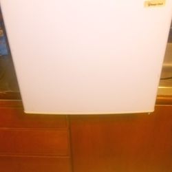 Refrigerator Magic Chef 1.7 Cu Feet. $ 70 Good Condition W/ Freezer. For Your Room 