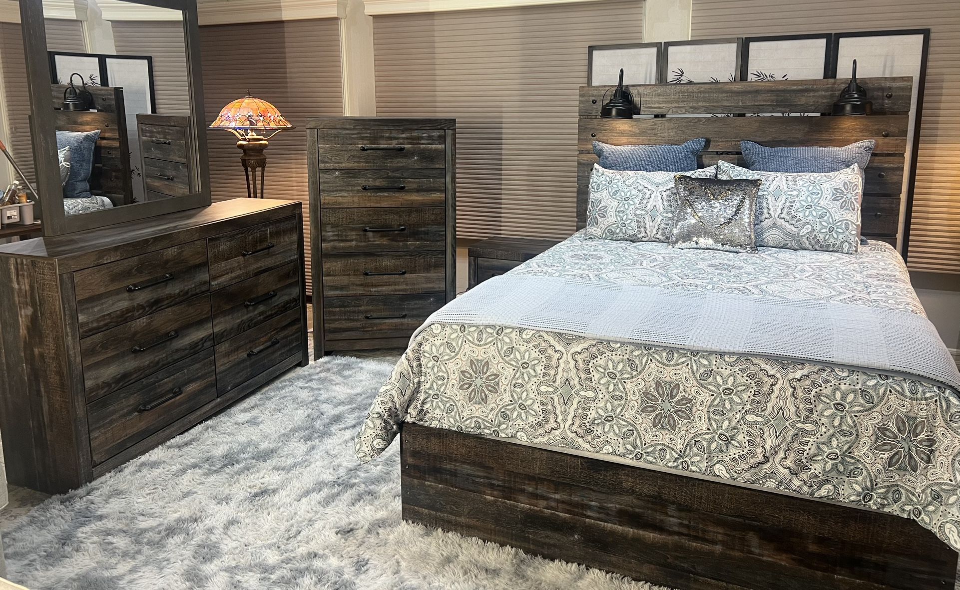 Queen Size Bedroom Set. Nightstand, Clothes Chest and full size dresser with mirror. All In very good condition.