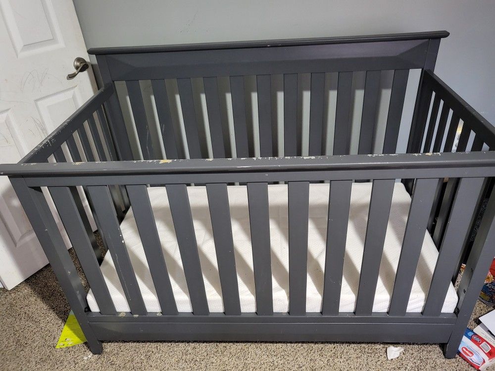 Baby Crib with mattress. Smoke And Pet Free House