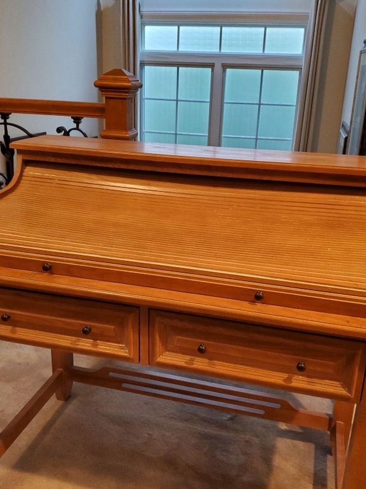 Thomasville writing study hutch desk.