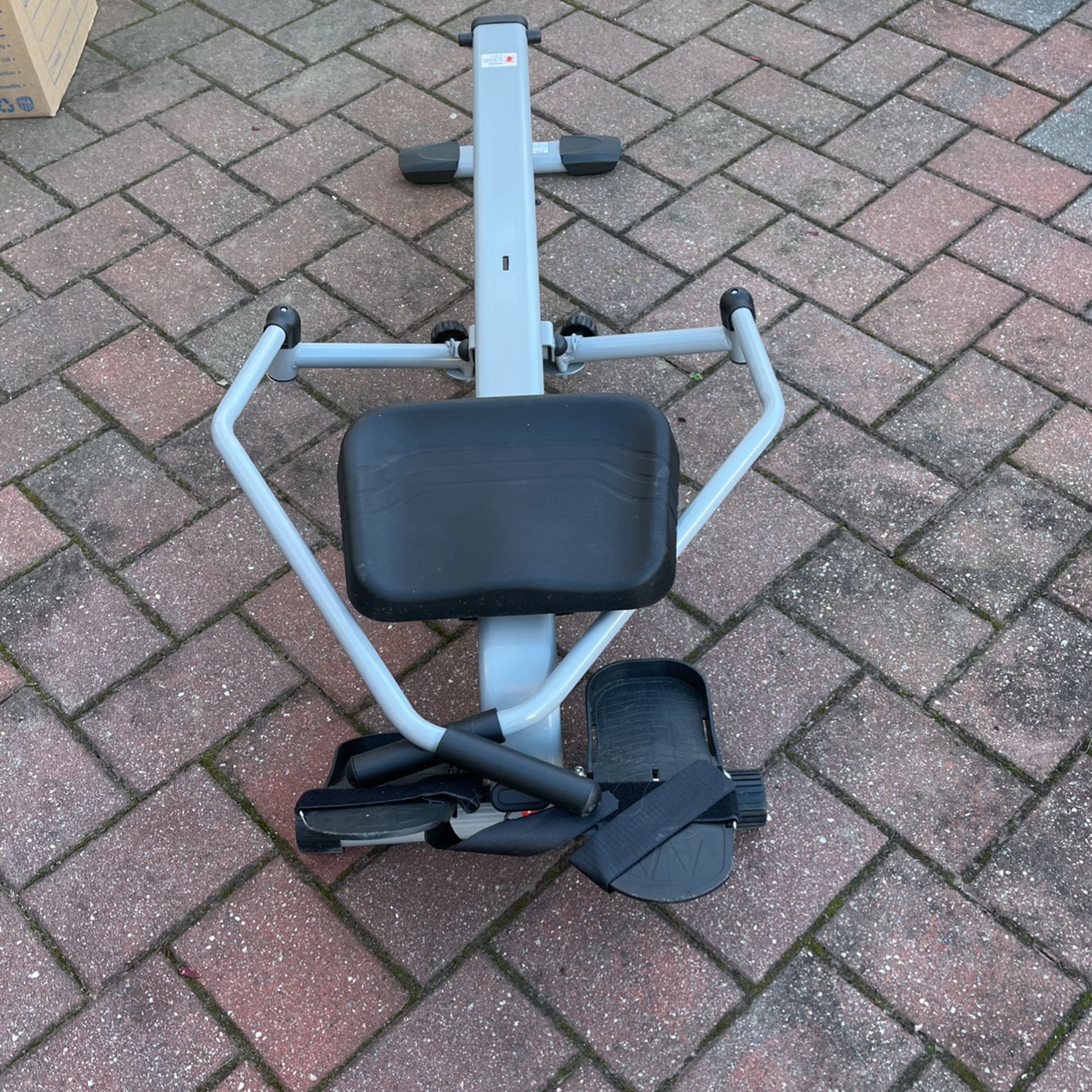 Single Piston adjustable rowing machine like new works great