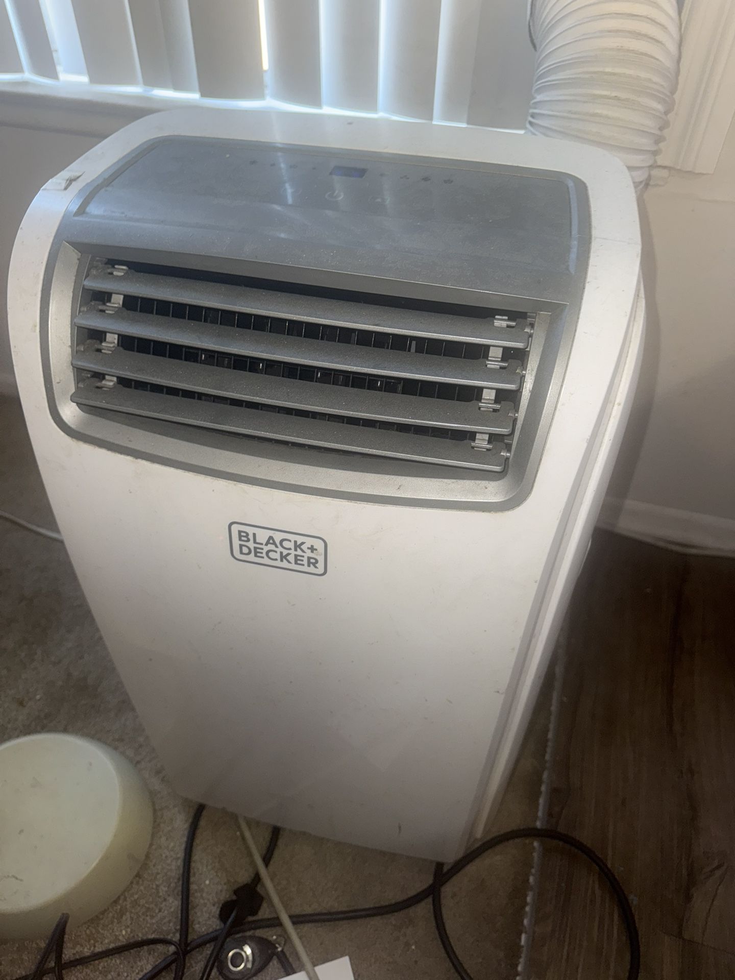 2 Black And Decker AC UNITS