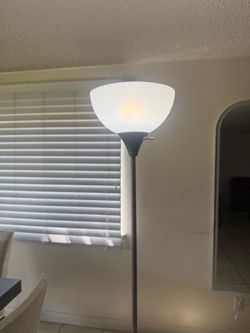 FLOOR LAMP GOOD CONDITION