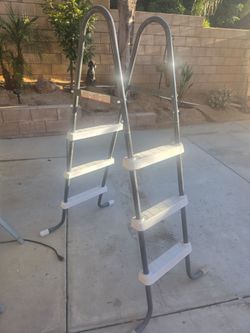 Pool ladder