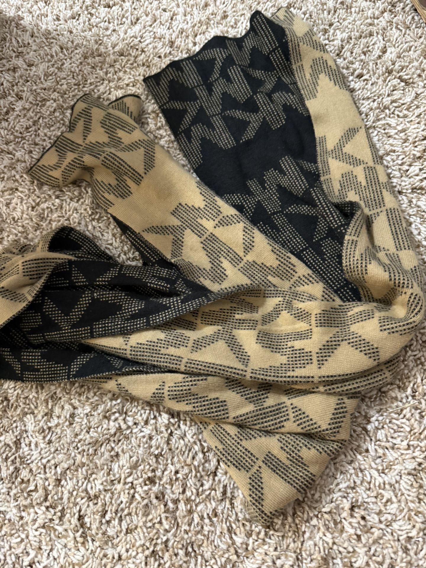 Sellint this Michael Kors Scarf In very good condition
