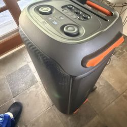 JBL 710  Very New Great For Parties, Wedding 