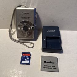 Canon PowerShot SD450 5MP Digital Camera Silver W/ Battery, Charger & SD CARD 