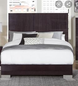 Bl as ck QUEEN BEDFRAME AND MATTRESS WITH BOXSPRING
