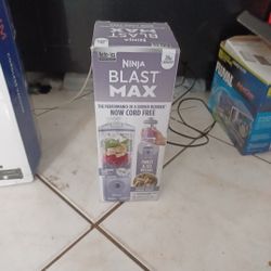 Brand New Ninja Blast Max Portable Blender Personal Smoothie Blender In Box