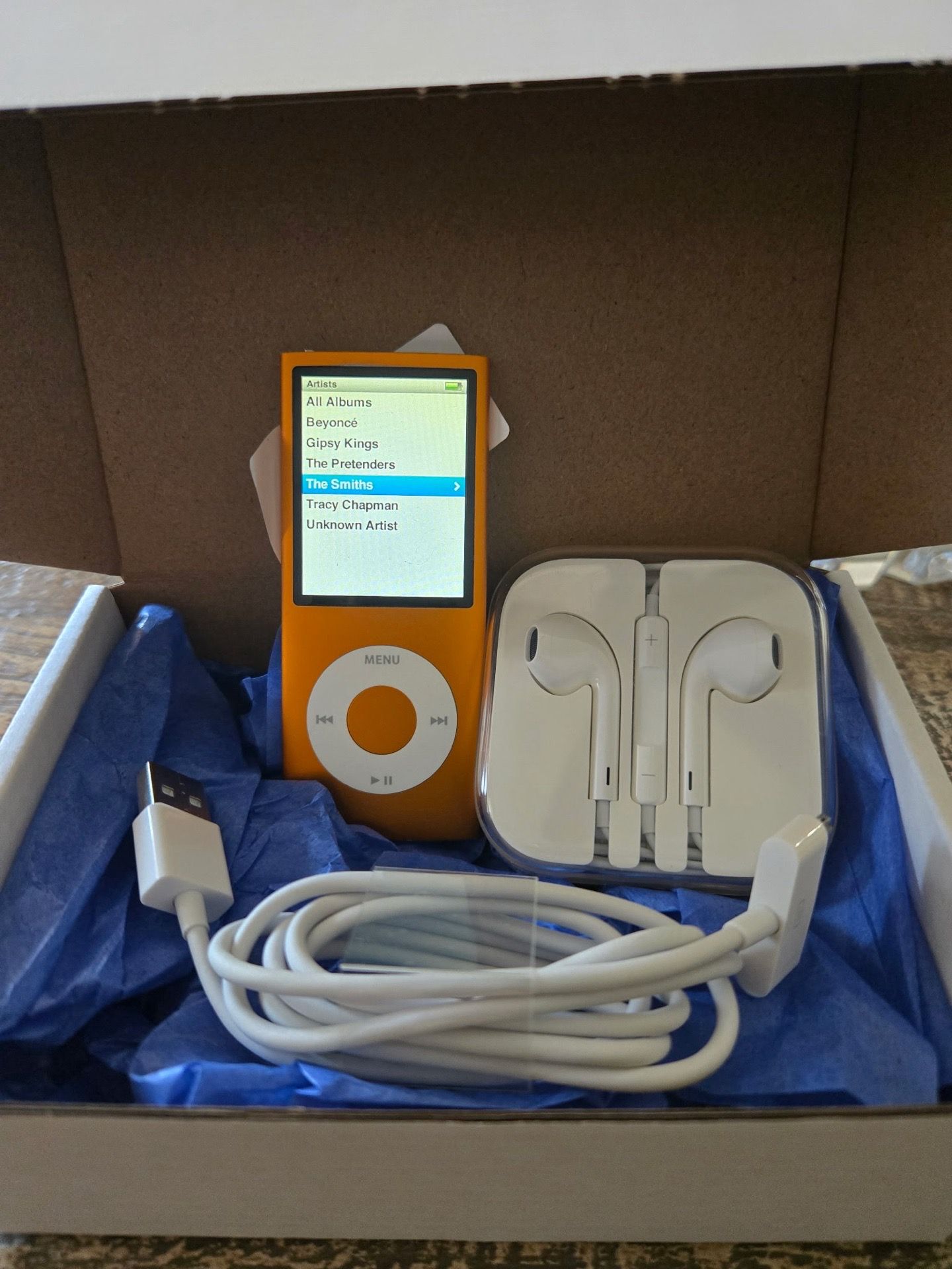 Apple iPod 4th Generation Nano 8gb Orange with New Accessories