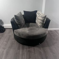 Round Barrel Chair W/ Pillows