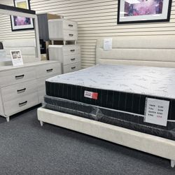 Queen Size Bedroom Set. 🚚WE DELIVER🚚