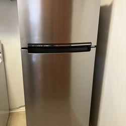 LIKE NEW Whirlpool 18 cu. feet refrigerator